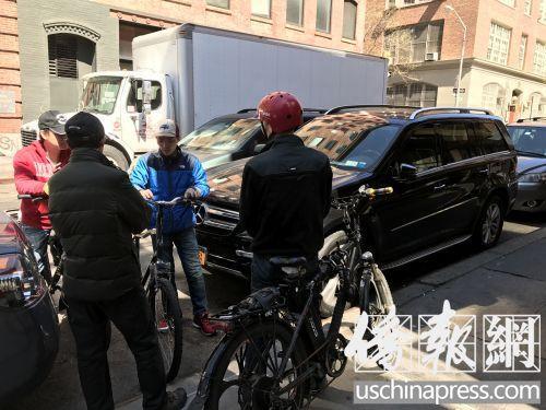 資料圖： 華埠街頭餐館林立，許多華裔外賣郎每日在街頭奔走。（美國《僑報》 陳辰攝）