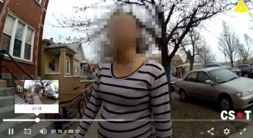 一名懷孕的20多歲華裔女子稱先生揚(yáng)言拿刀要?dú)⑺笤僮詺ⅲ〞f粵語的女警官司徒潘妮(Penny Szeto)等多名警察接到電話報(bào)警之后趕到現(xiàn)場。（警方視頻截圖）