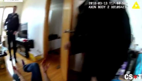 最新發(fā)布的視頻鏡頭顯示，遭到幾次槍擊之后，陳痛苦地倒地，隨后被送往醫(yī)院。（警方視頻截圖）