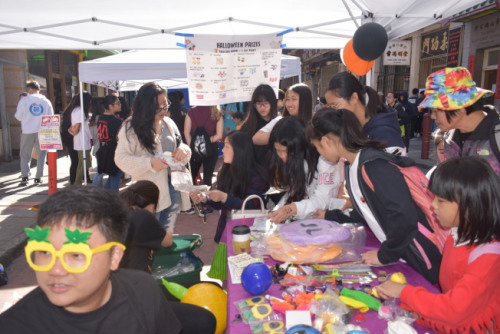 同樂日現(xiàn)場設有臉部彩繪和工藝美術攤位。(美國《世界日報》/黃少華 攝)