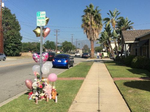 許多路人在事發(fā)地點放置鮮花、氣球哀悼。(美國《世界日報》/林佩錦 攝)