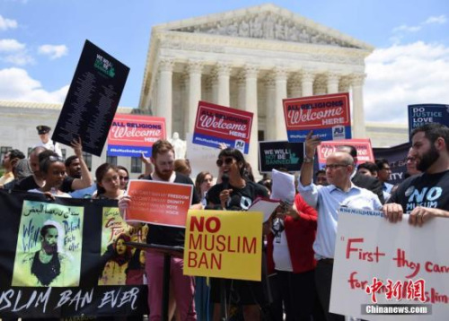 當(dāng)?shù)貢r間6月26日，在美國聯(lián)邦最高法院裁決支持特朗普2017年頒布的移民限制令后，民眾在最高法院門口抗議。<a target='_blank' >中新社</a>記者 鄧敏 攝