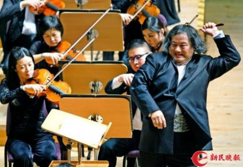 圖說(shuō):湯沫海在充滿(mǎn)激情地指揮中 新民晚報(bào)記者 郭新洋 攝 圖說(shuō):湯沫海在充滿(mǎn)激情地指揮中 新民晚報(bào)記者 郭新洋 攝