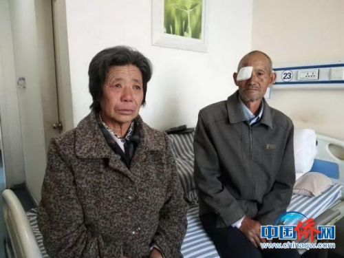 圖為接受治療的患者與他的家人。　李秋燕 攝