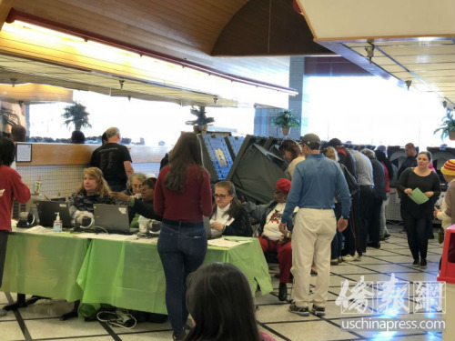 11月2日，得州提前投票的最后一天，休斯敦一投票站內(nèi)人頭攢動 (美國《僑報》/陳琳 攝)