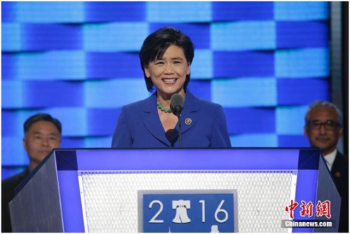 資料圖：2016年7月27日，美國(guó)民主黨全國(guó)代表大會(huì)在費(fèi)城繼續(xù)舉行，美國(guó)國(guó)會(huì)亞太裔黨團(tuán)主席趙美心率亞太裔代表登臺(tái)。<a target='_blank' >中新社</a>記者 廖攀 攝