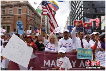 資料圖：2017年5月1日下午，在美國(guó)首都華盛頓，示威人群在杜邦環(huán)島舉行集會(huì)后，一直行進(jìn)到白宮北面的拉法耶特廣場(chǎng)，抗議特朗普的移民政策等。<a target='_blank' >中新社</a>記者 鄧敏 攝