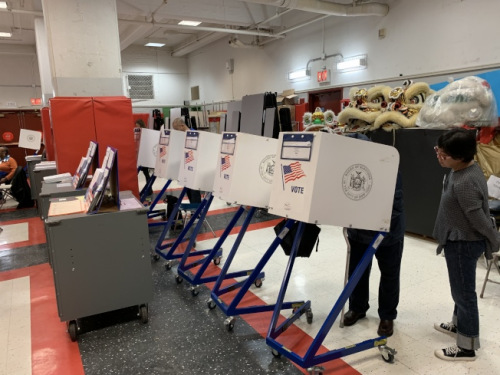 截至6日中午，華埠130小學(xué)投票站已有1000多位選民完成投票。(美國《世界日報》/和釗宇 攝)