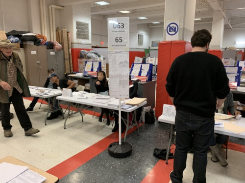 據(jù)投票站翻譯反映，很多華裔選民因為不了解三個修憲問題而選擇略過。(美國《世界日報》/和釗宇 攝)