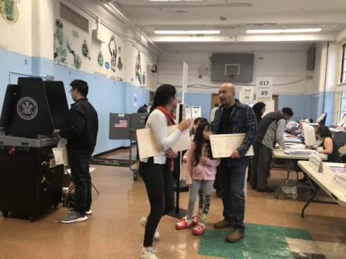 投票站迎來許多華裔選民投票。(美國《世界日報》/黃伊奕 攝影)