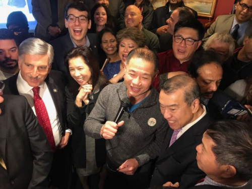 上百名劉醇逸(講話者)的支持者6日晚在法拉盛一家餐廳內(nèi)慶祝劉醇逸當(dāng)選。(美國《世界日報》/牟蘭 攝)