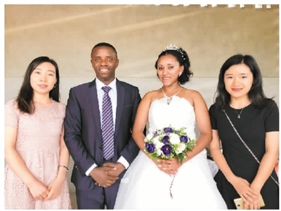 塞爾(左二)和新娘在婚禮現(xiàn)場(chǎng)與孔子學(xué)院教師合影。