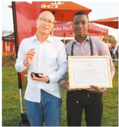 莫非(右)獲得公司2017年度優(yōu)秀員工稱號(hào)。