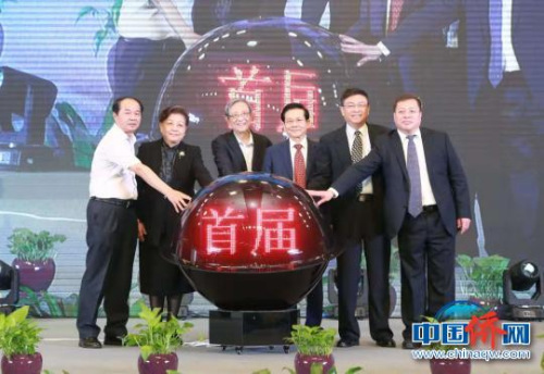 首屆世界華商商會領袖博鰲峰會暨2018海上絲綢之路與中國品牌戰(zhàn)略高峰論壇開幕。　顏振武　攝