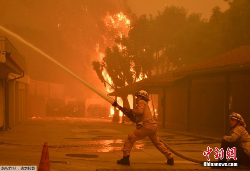 消防員已經(jīng)放棄撲救，重點(diǎn)關(guān)注人員救援，幫助居民從脫險(xiǎn)。