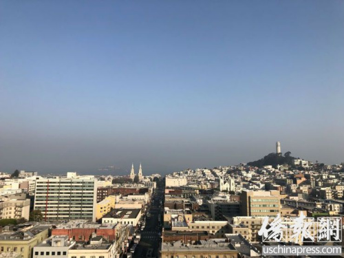 　舊金山灣上空灰蒙蒙一片，原本十分清楚的魔鬼島只能勉強(qiáng)可見(jiàn)。(美國(guó)《僑報(bào)》記者吳卓明攝)