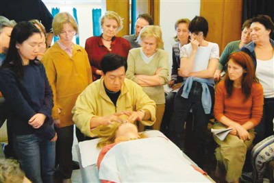 　圖為吳濱江在給學(xué)生做示范。 　?。ㄙY料圖片）