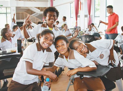 馬上就要在新校園上課了，孩子們喜笑顏開。 (人民日報記者 李 鋒攝)