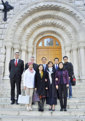 11月16日貴州民族大學(xué)教育文化藝術(shù)代表團(tuán)一行和匈牙利貴州商會(huì)會(huì)長(zhǎng)蔡彬女士、顧問(wèn)若利先生、秘書(shū)長(zhǎng)兼副會(huì)長(zhǎng)宋聚芳女士、理事龔靈犀先生與佩奇大學(xué)孔子學(xué)院院長(zhǎng)毛紅女士和佩奇大學(xué)老師們合影。