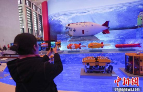 11月14日，觀眾在“偉大的變革——慶祝改革開放40周年大型展覽”上參觀深海探測裝備模型。11月13日，“偉大的變革——慶祝改革開放40周年大型展覽”在國家博物館開幕。<a target='_blank' >中新社</a>記者 賈天勇 攝