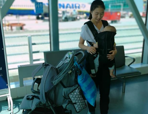 帶寶寶坐飛機(jī)時(shí)，Yan出行的一身行頭