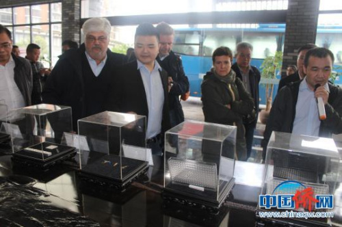 代表團一行參觀桂林光隆光電科技股份有限公司生產(chǎn)的高科技產(chǎn)品。　陸漢寶 攝