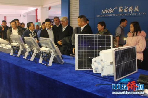 代表團一行參觀桂林海威科技股份有限公司?！￡憹h寶 攝