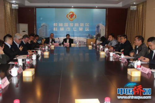 代表團一行參加桂林國家高新技術開發(fā)區(qū)舉辦的投資環(huán)境介紹會?！￡憹h寶 攝