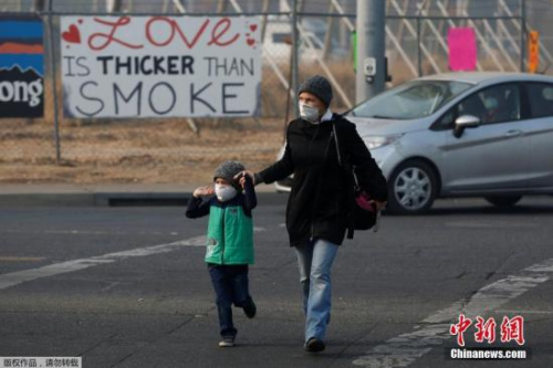 當(dāng)?shù)貢r(shí)間2018年11月17日，美國加利福尼亞州奇科市，災(zāi)區(qū)民眾聚集在當(dāng)?shù)亻_設(shè)的臨時(shí)營地，當(dāng)?shù)赜捎谏交鹨l(fā)空氣污染，民眾戴口罩出行。