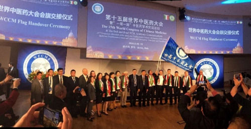 匈牙利中醫(yī)藥團(tuán)隊(duì)在羅馬大會(huì)上隆重接下第16屆世界中醫(yī)藥大會(huì)會(huì)旗