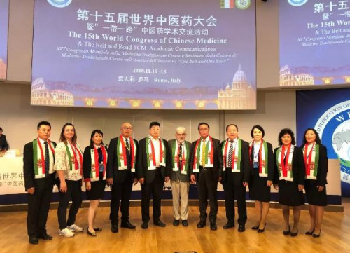 匈牙利接旗代表團(tuán)，（由左至右）匈牙利中醫(yī)藥學(xué)會(huì)監(jiān)事長(zhǎng)邢啟洪、Dr. EMESE、中東歐中醫(yī)藥學(xué)會(huì)執(zhí)行會(huì)長(zhǎng)修衛(wèi)、馬克、匈牙利中醫(yī)藥學(xué)會(huì)會(huì)長(zhǎng)張慶濱、Dr.Eōry、中東歐中醫(yī)藥學(xué)會(huì)會(huì)長(zhǎng)陳震、匈牙利中醫(yī)藥學(xué)會(huì)執(zhí)行會(huì)長(zhǎng)王偉迪、中東歐中醫(yī)藥學(xué)會(huì)秘書長(zhǎng)王帆、匈牙利中醫(yī)藥學(xué)會(huì)副會(huì)長(zhǎng)趙玉華 、張麗娟