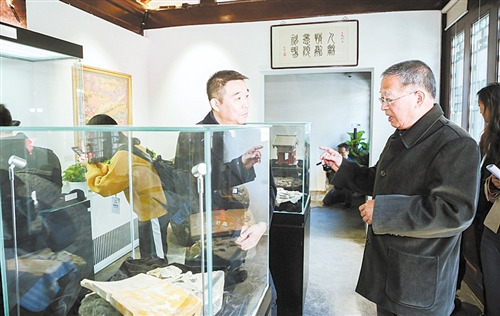 市民在胡同博物館一邊觀看展品，一邊熱烈討論。