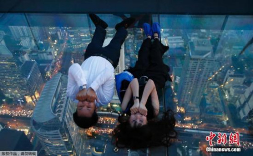 　當(dāng)?shù)貢r(shí)間11月21日，泰國(guó)曼谷地標(biāo)建筑王權(quán)云頂大廈(King Power MahaNakhon)的全新空中玻璃步道對(duì)外開放，游客在玻璃步道上體驗(yàn)空中漫步的刺激。