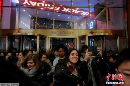資料圖片：當?shù)貢r間2017年11月23日，美國紐約迎來“黑五”季，民眾在梅西百貨購物。