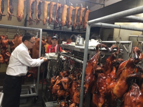 許多華人家庭預(yù)定火雞過(guò)節(jié)，商家大廚們一夜沒(méi)睡辛苦準(zhǔn)備。(美國(guó)《世界日?qǐng)?bào)》/楊青 攝)