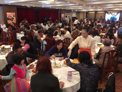 圣蓋博谷多家中餐館感恩節(jié)大清早已是熱鬧非凡。(美國(guó)《世界日?qǐng)?bào)》/楊青 攝)