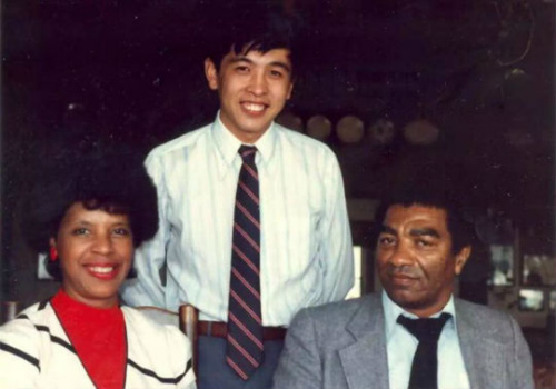 北奧與黑人父母瑞克夫婦。圖片來源：受訪者提供