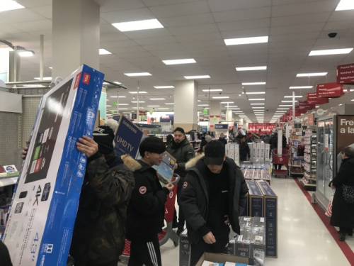 電視機等電子產(chǎn)品成為消費者在黑色星期五最喜歡產(chǎn)品之一。(圖片來源：美國《世界日報》牟蘭／攝)