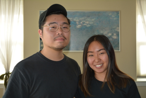 全克勛(左)與女友合影。(圖片來源：美國中文網(wǎng) 啟鉻／攝) 全克勛(左)與女友合影。(圖片來源：美國中文網(wǎng) 啟鉻／攝)