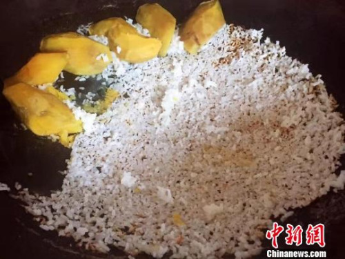 把米飯盛出留下飯㶶和番薯來(lái)發(fā)㶶粥 李曉春 攝 把米飯盛出留下飯?和番薯來(lái)發(fā)?粥 李曉春 攝