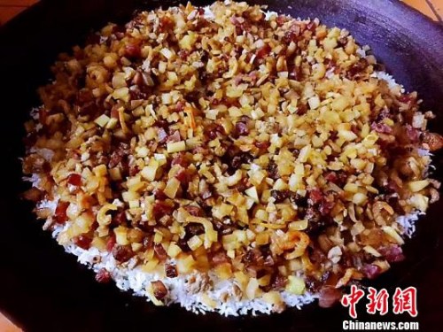 富具臺(tái)山特色的鐵鍋煮菜果飯 李曉春 攝 富具臺(tái)山特色的鐵鍋煮菜果飯 李曉春 攝