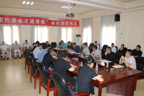 善款轉(zhuǎn)交儀式現(xiàn)場(chǎng) （圖片來(lái)源：安哥拉華人報(bào)）