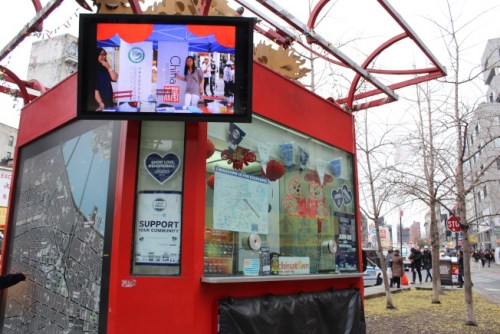 華端口商家在店門貼上標(biāo)志，參與“全國小商家星期六”。(記者張筠/攝影)