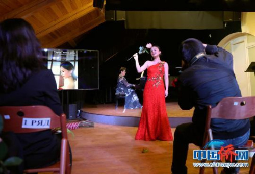 當(dāng)?shù)貢r(shí)間11月25日，俄羅斯華人藝術(shù)家音樂家協(xié)會(huì)副主席張穎在莫斯科舉行個(gè)人音樂會(huì)?！⊥跣蘧?攝