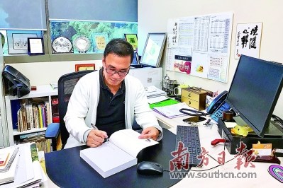 近年來(lái)，李志賢專注研究新加坡的潮人善堂文化。 