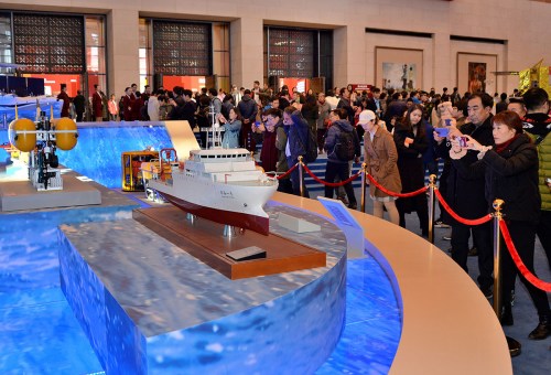 大批觀眾在參觀“深海一號(hào)”船的模型。（《芝加哥華語(yǔ)論壇》/張大衛(wèi) 攝）