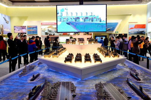  觀眾在“全面推進(jìn)國(guó)防和軍隊(duì)現(xiàn)代化 建設(shè)鞏固國(guó)防和強(qiáng)大人民軍隊(duì)”展廳參觀。（《芝加哥華語(yǔ)論壇》/張大衛(wèi) 攝）