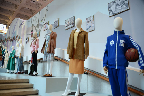 不同時(shí)期的不同服裝式樣和風(fēng)格，從一個(gè)側(cè)面反映了人民生活的變遷和時(shí)尚潮流。（《芝加哥華語(yǔ)論壇》/張大衛(wèi) 攝）