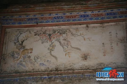 老宅屋檐下的精美壁畫。　凌楠 攝