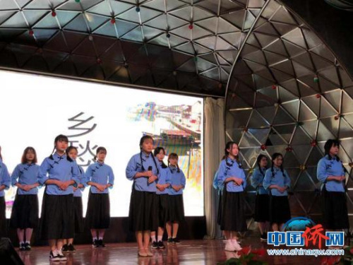 圖為華裔學生誦讀中華古詩文 李曉琳 攝